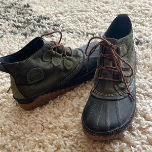 Sorel ankle booties size 9.5.  Camo design with orange laces.